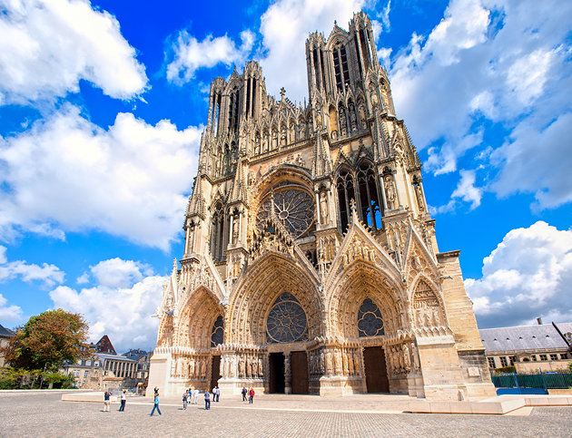 La impresionante Catedral de Reims, en Francia, escala obligada de este crucero... CRUCEROS CHAMPAGNE CRUCEROS RIO MARNE CRUCEROS FLUVIALES DE LUJO CRUCEROS LA NOUVELLE ETOILE CRUCEROS DE LUJO POR CANALES